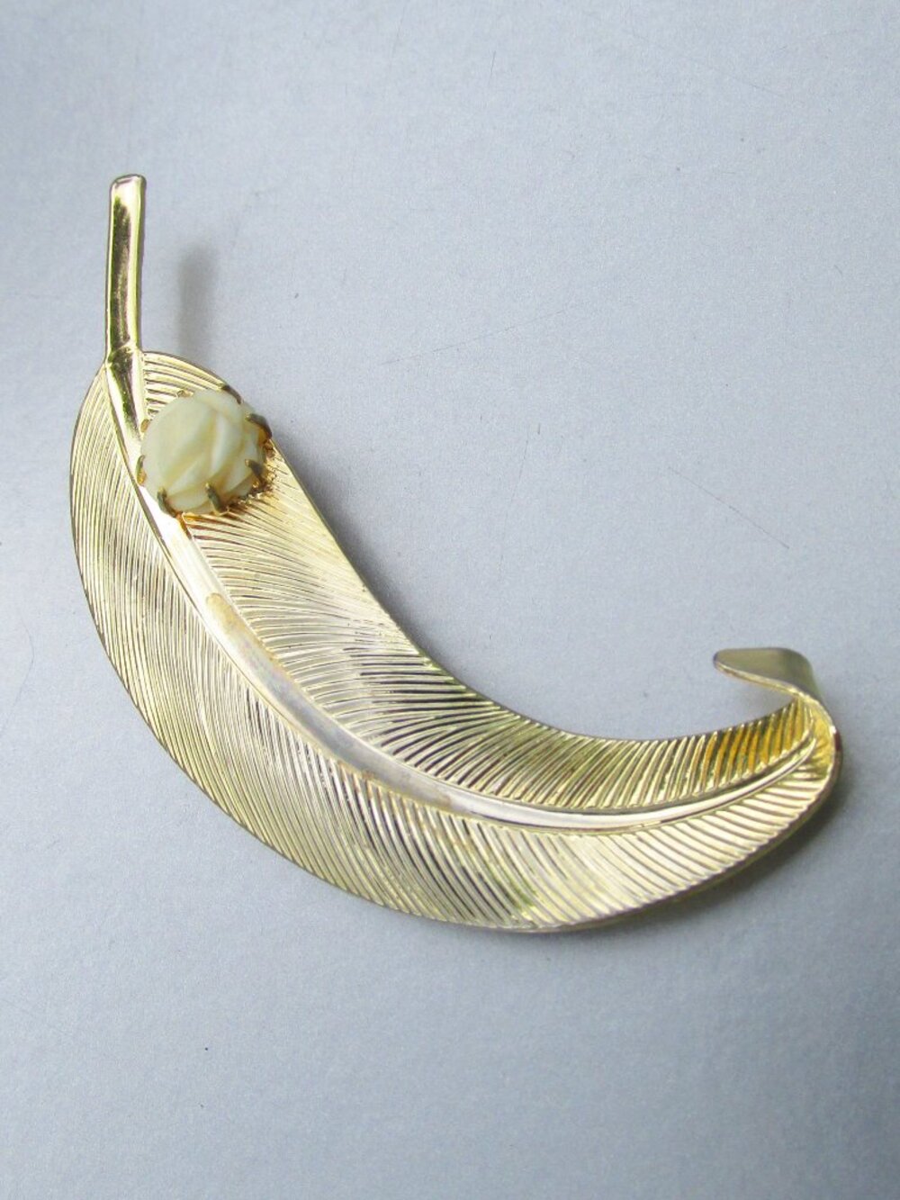Pretty Vintage Gold-Tone LEAF with Carved ROSE Flower Brooch Pin